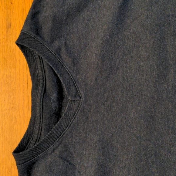 Like new fruit of the loom youth L v-neck tshirt - Picture 2 of 3